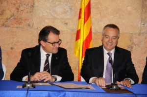 El president de la Generalitat, Artur Mas, i el primer secretari del PSC, Pere Navarro, somrients després de la signatura de l'acord que permetrà BCN World. Foto: ACN