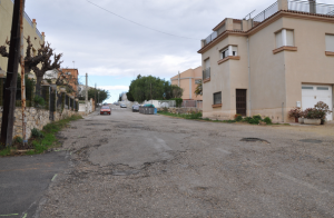 Imatge del mal estat del carrer de les Escoles de la Torre.