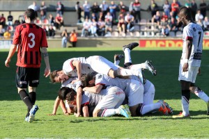 Els jugadors del Nàstic celebrant el gol que els ha donat la victòria. Foto: Tarragona21 / Grup de Diaris Digitals de Catalunya