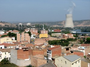 El municipi d'Ascó, amb la central nuclear al fons. Foto: ACN