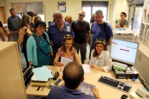 Representants dels treballadors dels ens públics de la sanitat tarragonina, aquest dilluns a la tarda al registre de la Delegació del Govern a Tarragona. Foto: ACN