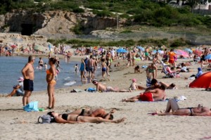 Banyistes a la platja de la Pineda, a Vila-seca, aquest dijous al migdia.