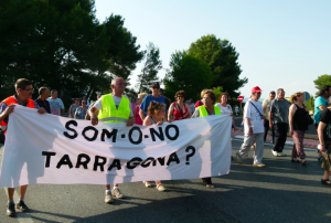 Un centenar de veïns ha tallat l'N-240. Foto: Joan Marc Salvat