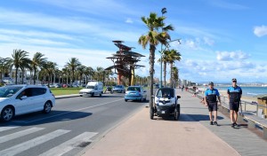 Imatge dels policies pel passeig de la platja de La Pineda de Vila-seca