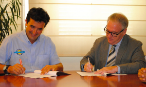 El gerent d'Aquopolis Costa Daurada, Josep M. Claver, i l’alcalde de Vila-seca, Josep Poblet, durant la signatura del conveni.