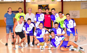 L'alcalde de Roda amb l'equip guanyador de les 24hores de futbol sala