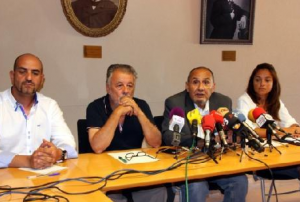 El grup municipal del PSC a l'Ajuntament de Torredembarra, durant una roda de premsa convocada aquest dimarts al matí al consistori. Foto: ACN