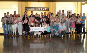 Foto de família de l'acte de lliurament dels xecs nadó