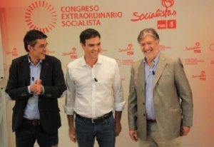 Pedro Sánchez (al centre), amb Eduardo Madina i José Antonio Pérez Tàpias, el passat dilluns