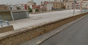 Un tram de la vorera del carrer Pons d'Icart a tocar de la terrassa del Palau de Congressos