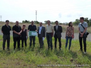 L'alcalde, al centre, junt a representants de l'operadora, tècnics d'obra i del consistori.