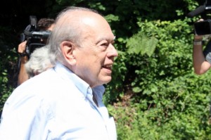 Jordi Pujol de camí cap a casa una amics al municipi de Queralbs, aquest divendres al migdia. Foto: ACN