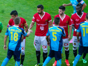 Salutació inicial entre els homes del Nàstic i el Sevilla. Fotos: Eric Blasco