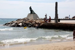 Part de l'espigó del Port de Salou que toca a la platja de Llevant del municipi. Foto: ACN