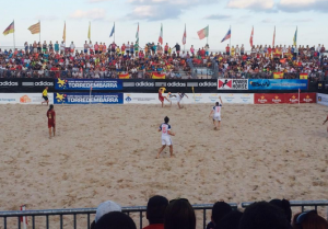 Una imatge de la final del Beach Soccer Torredmebarra. Foto: @EserranoA