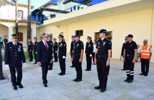 L'alcalde de Roda, Pere Compte, saluda els diversos comandaments